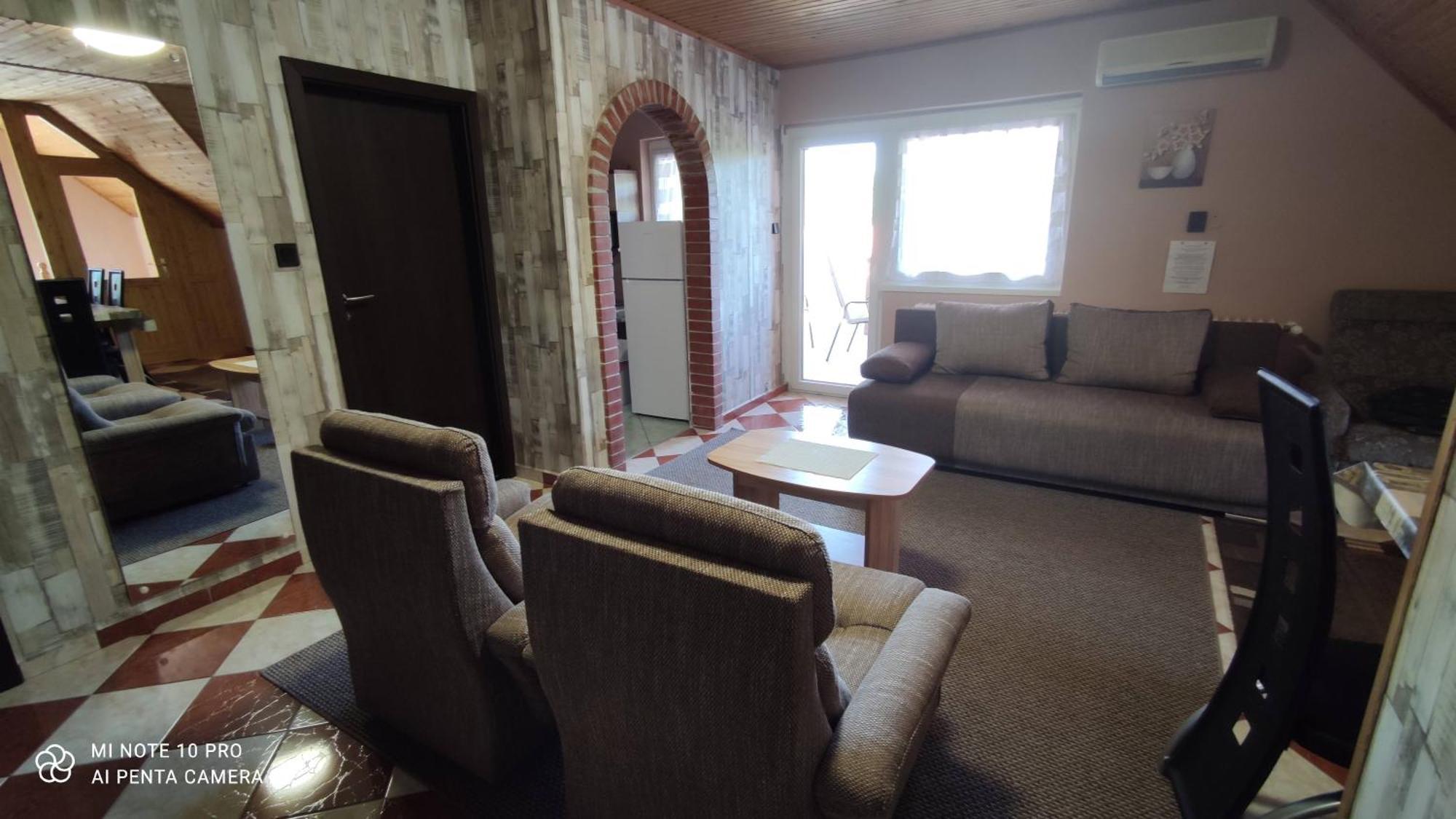 Apartman Aniko Vendeghaz 哈卡尼 外观 照片